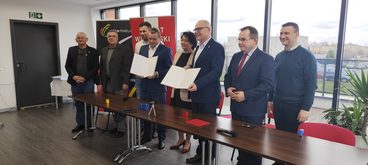 W Zespole Szkół nr 1 w Wieluniu podpisano umowę na budowę boiska